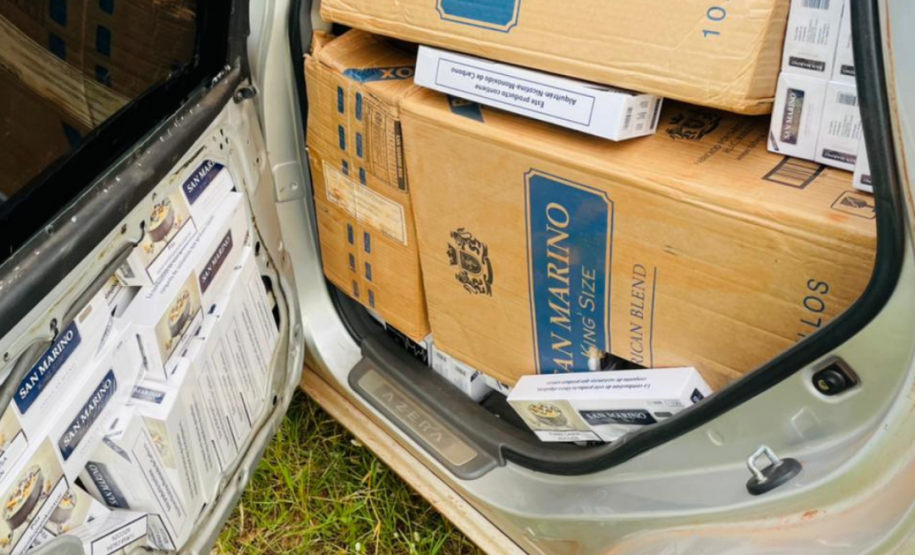 Motorista tenta fugir da PM, causa acidente e carro carregado com cigarros contrabandeados é apreendido no Noroeste do estado