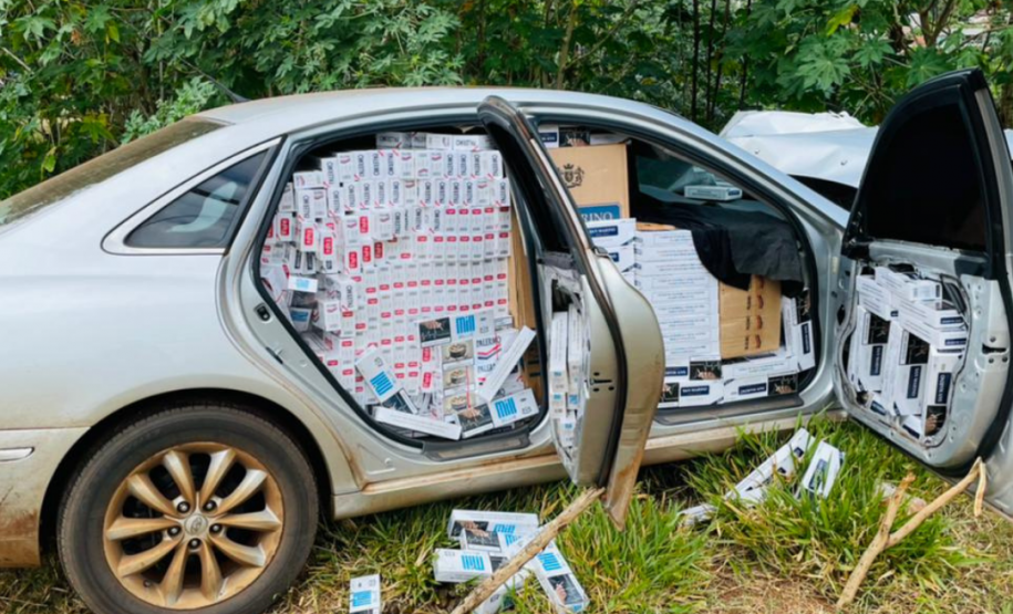 Motorista tenta fugir da PM, causa acidente e carro carregado com cigarros contrabandeados é apreendido no Noroeste do estado