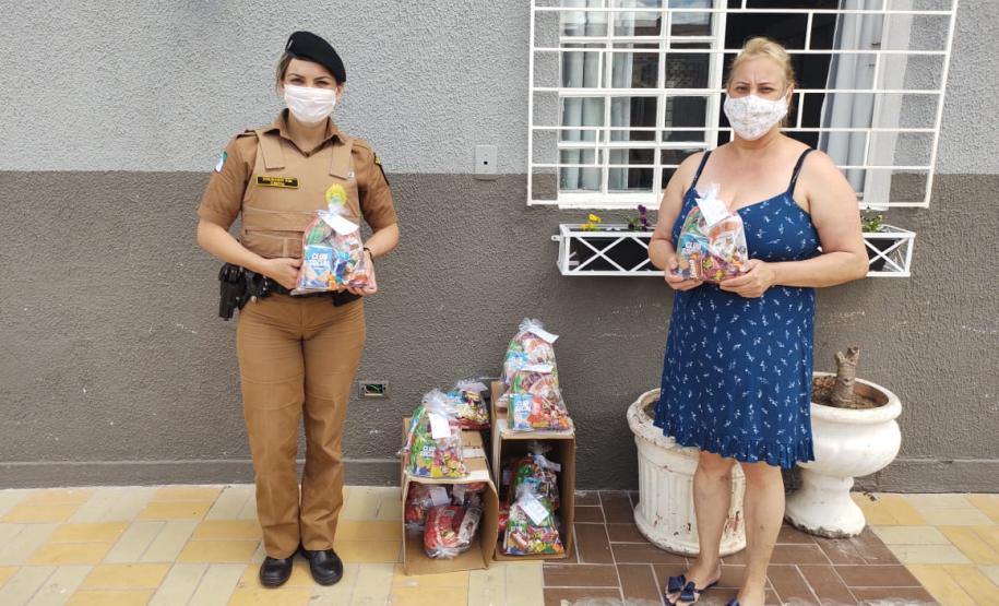 Batalhão da PM doa 270 kits com doces e chocolates para entidades que atendem crianças carentes da CIC, em Curitiba