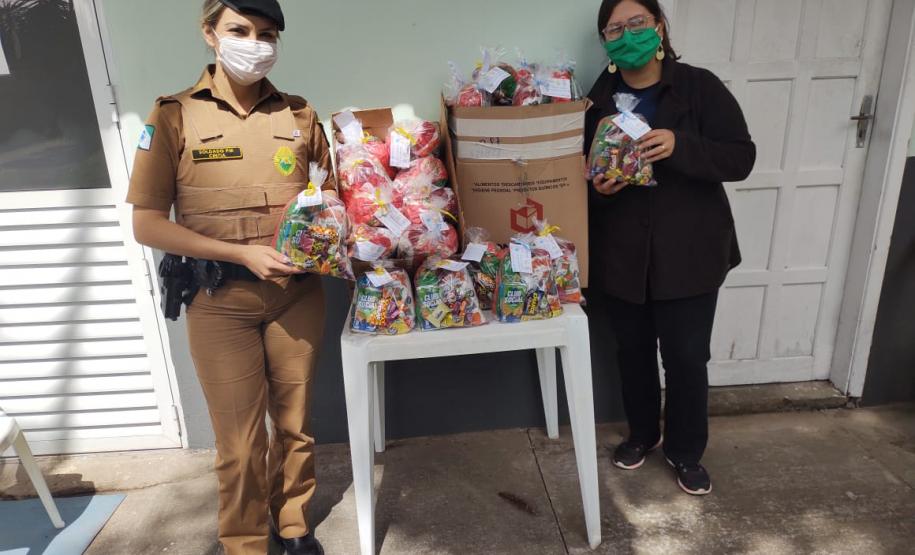 Batalhão da PM doa 270 kits com doces e chocolates para entidades que atendem crianças carentes da CIC, em Curitiba