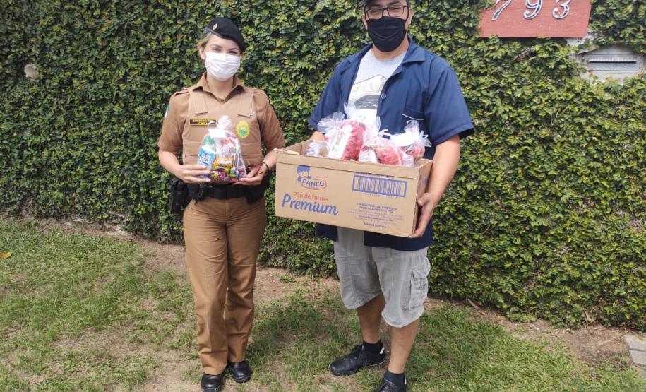 Batalhão da PM doa 270 kits com doces e chocolates para entidades que atendem crianças carentes da CIC, em Curitiba