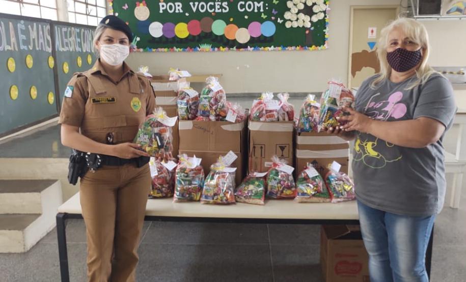 Batalhão da PM doa 270 kits com doces e chocolates para entidades que atendem crianças carentes da CIC, em Curitiba