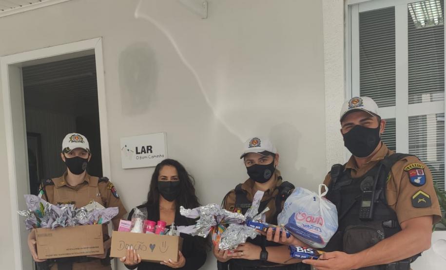 Policiais militares do BPTran entregam chocolates para instituições assistenciais em Curitiba