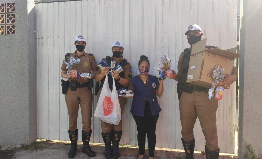 Policiais militares do BPTran entregam chocolates para instituições assistenciais em Curitiba