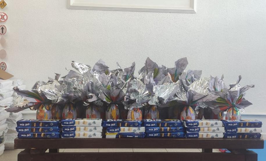 Policiais militares do BPTran entregam chocolates para instituições assistenciais em Curitiba