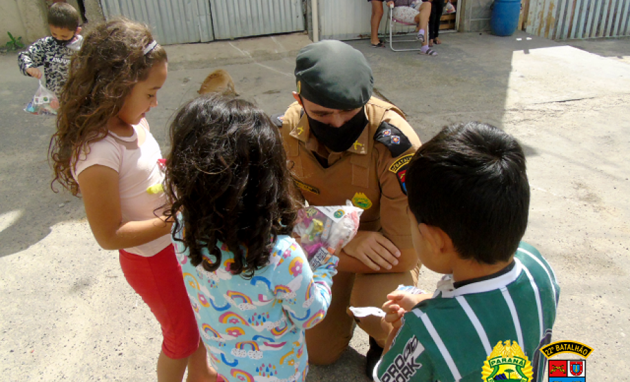 Batalhão da PM de Pinhais, na RMC, doa mais de mil kits de chocolates para crianças carentes