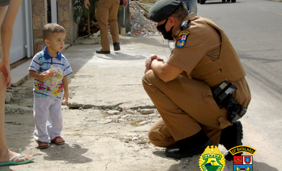 Batalhão da PM de Pinhais, na RMC, doa mais de mil kits de chocolates para crianças carentes