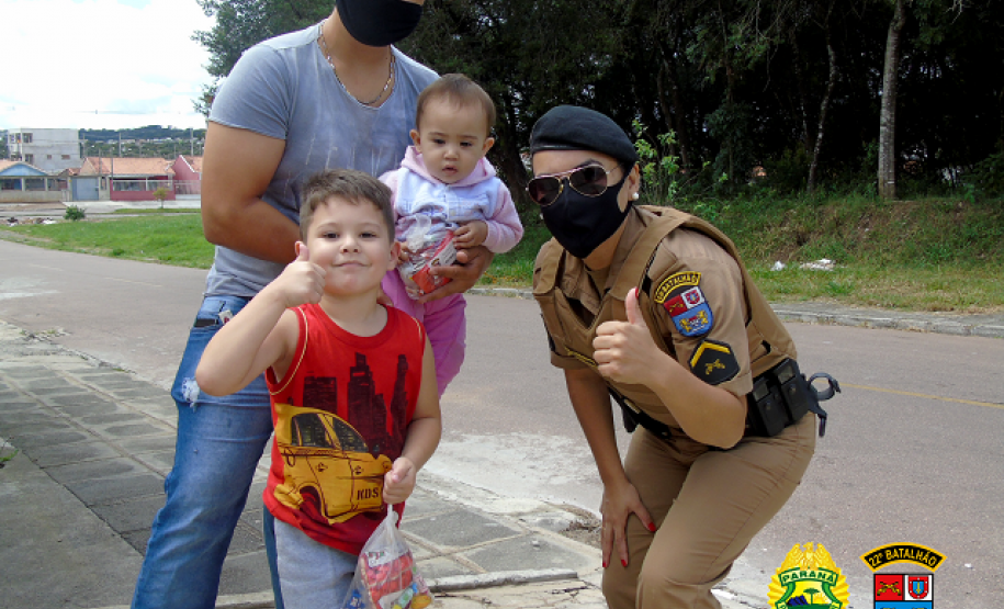 Batalhão da PM de Pinhais, na RMC, doa mais de mil kits de chocolates para crianças carentes