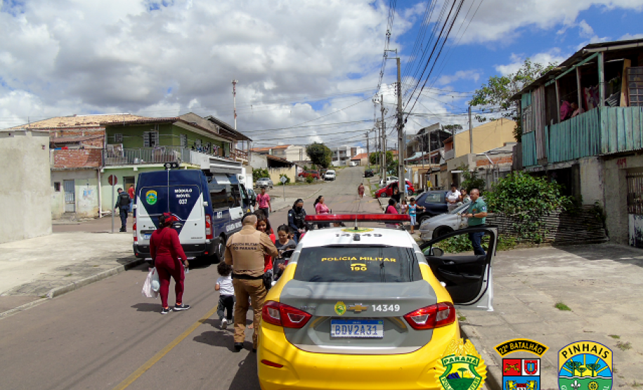 Batalhão da PM de Pinhais, na RMC, doa mais de mil kits de chocolates para crianças carentes