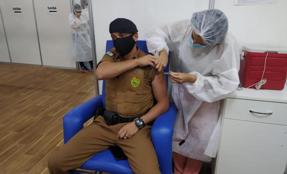 Policiais e bombeiros militares começam a ser vacinados contra a Covid-19 em todo o estado