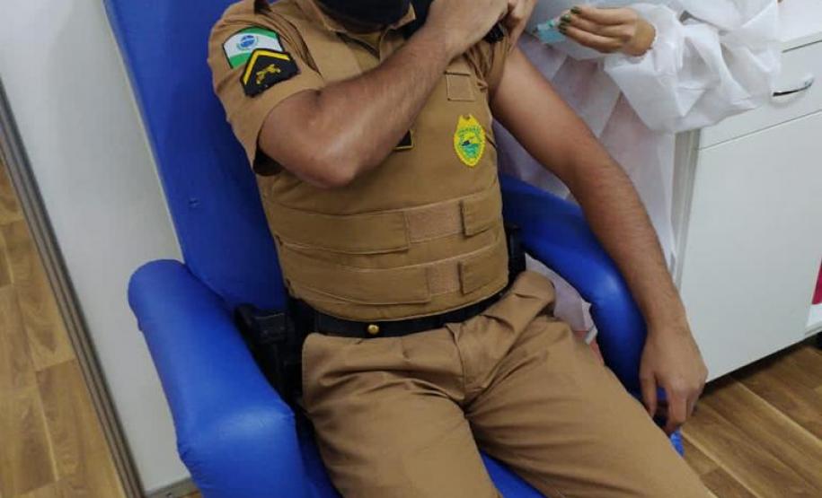 Policiais e bombeiros militares começam a ser vacinados contra a Covid-19 em todo o estado