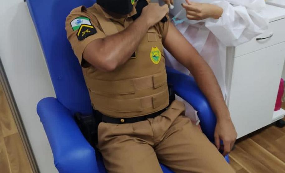 Policiais e bombeiros militares começam a ser vacinados contra a Covid-19 em todo o estado