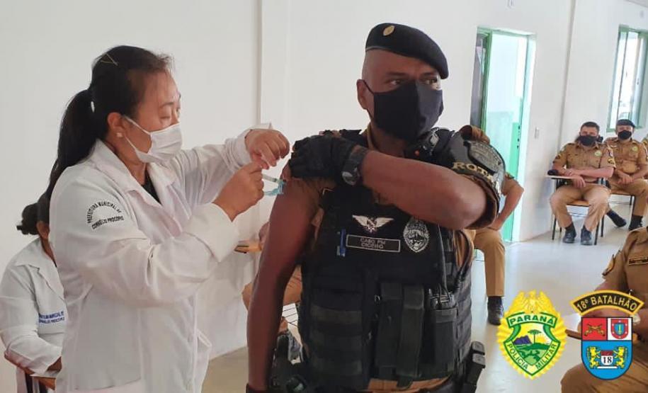 Policiais e bombeiros militares começam a ser vacinados contra a Covid-19 em todo o estado