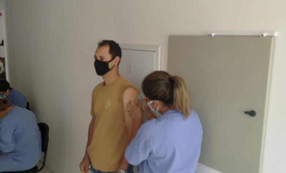 Policiais e bombeiros militares começam a ser vacinados contra a Covid-19 em todo o estado