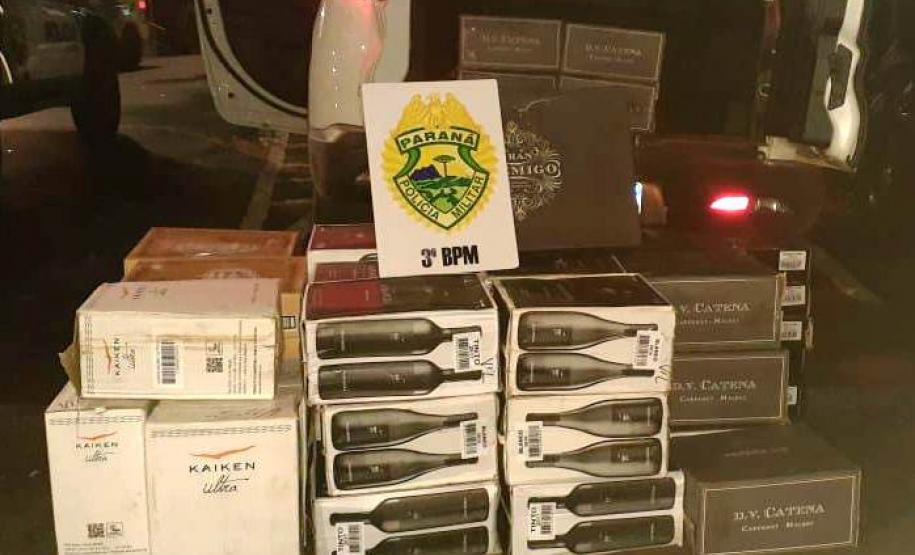 Em Vitorino (PR), PM apreende veículo carregado com vinho argentino contrabandeado e encaminha suspeito