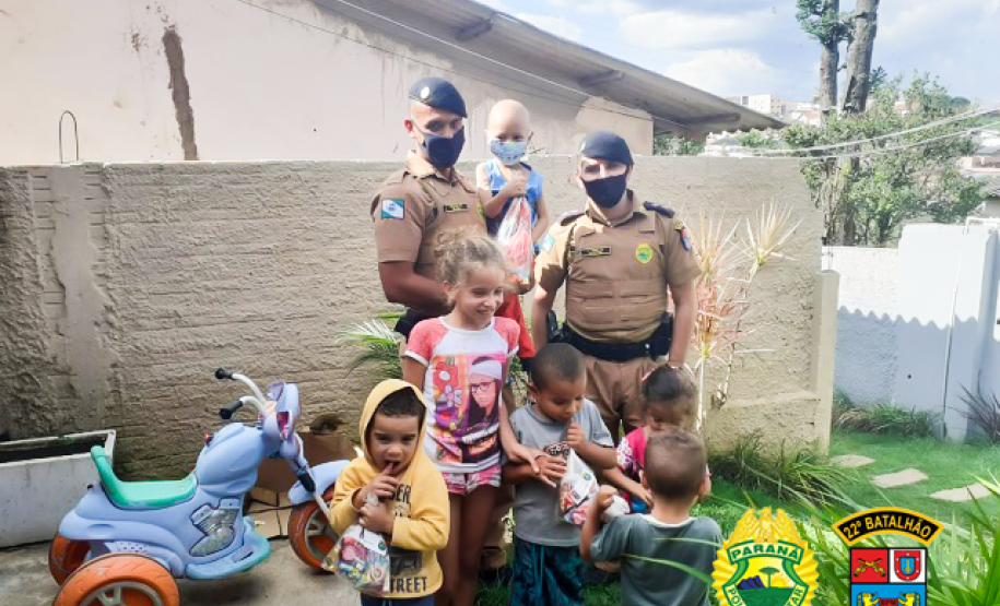 Policiais militares visitam e doam fardinha para pequeno fã da PM em Colombo, na RMC