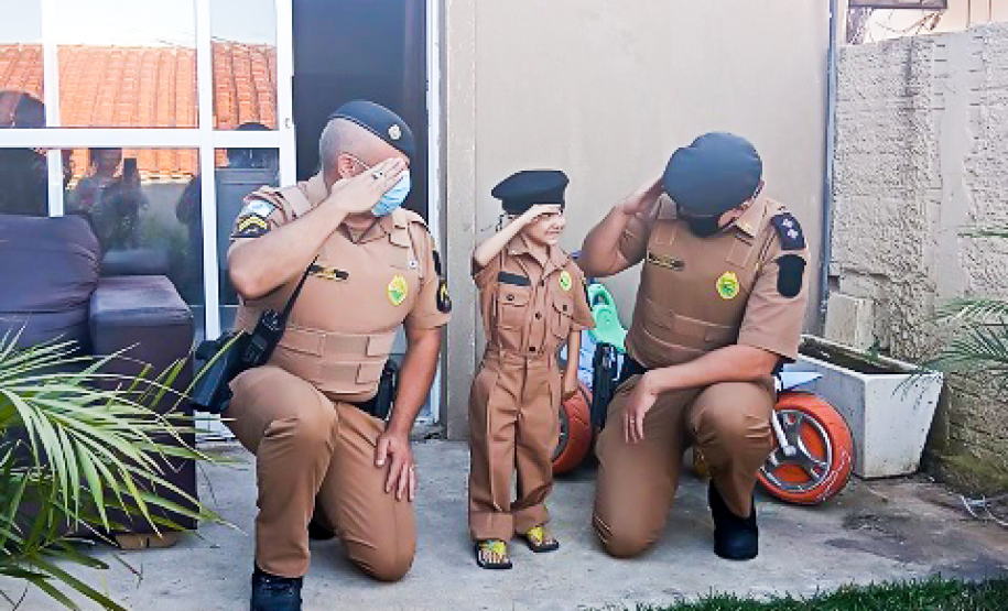 Policiais militares visitam e doam fardinha para pequeno fã da PM em Colombo, na RMC