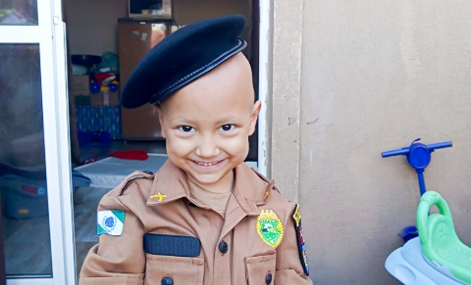 Policiais militares visitam e doam fardinha para pequeno fã da PM em Colombo, na RMC