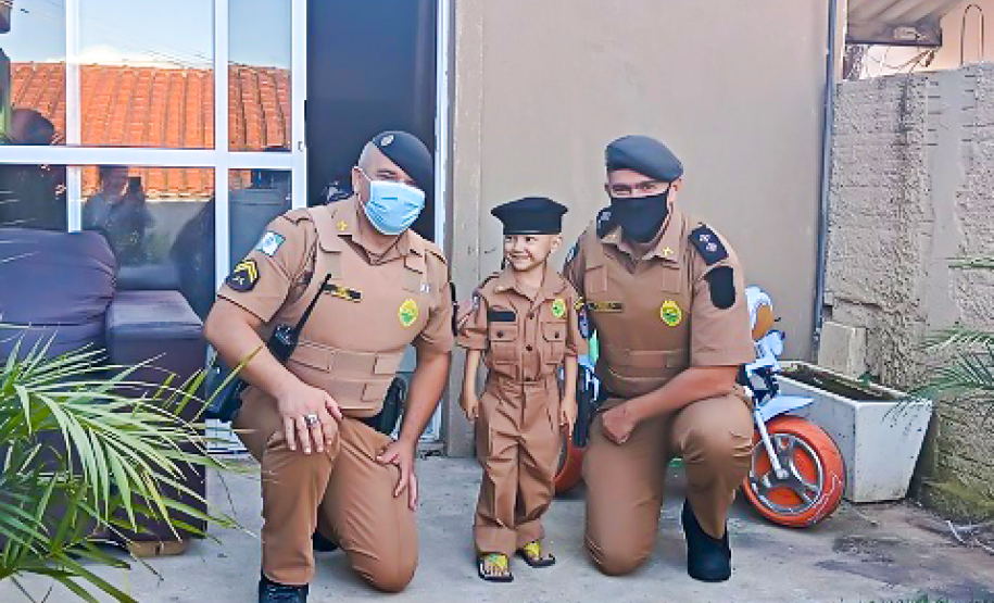 Policiais militares visitam e doam fardinha para pequeno fã da PM em Colombo, na RMC