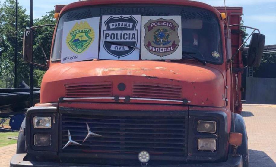 Caminhão carregado com 300 mil carteiras de cigarros contrabandeados é apreendido em Guaíra durante a Operação Hórus
