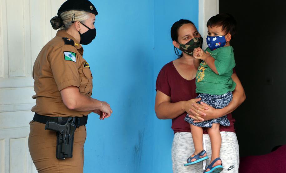 Polícia Militar faz surpresa e entrega fardinha para menino fã da Corporação em Pinhais, na RMC