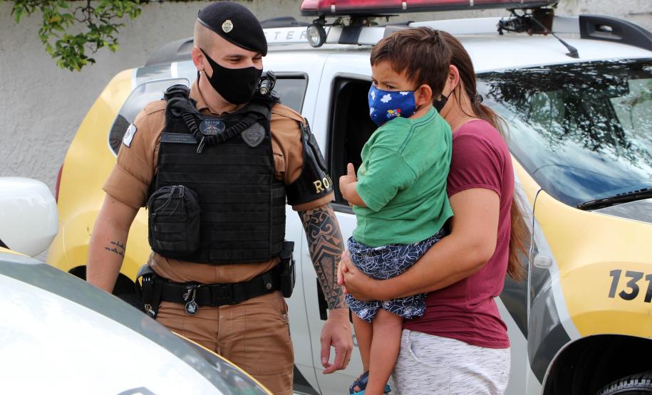 Polícia Militar faz surpresa e entrega fardinha para menino fã da Corporação em Pinhais, na RMC