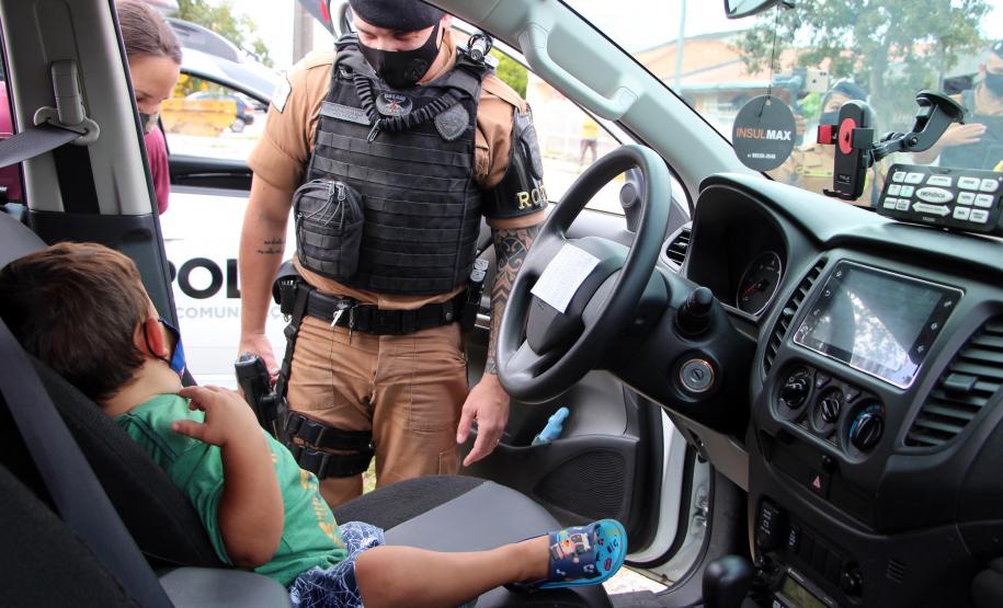 Polícia Militar faz surpresa e entrega fardinha para menino fã da Corporação em Pinhais, na RMC
