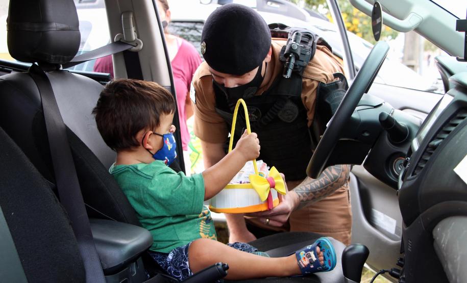 Polícia Militar faz surpresa e entrega fardinha para menino fã da Corporação em Pinhais, na RMC