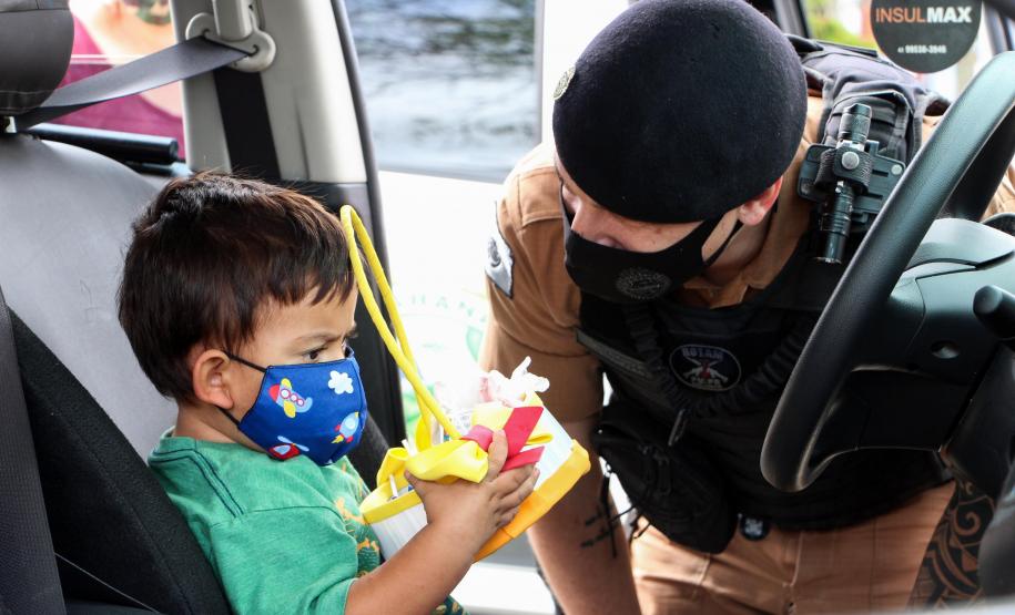 Polícia Militar faz surpresa e entrega fardinha para menino fã da Corporação em Pinhais, na RMC