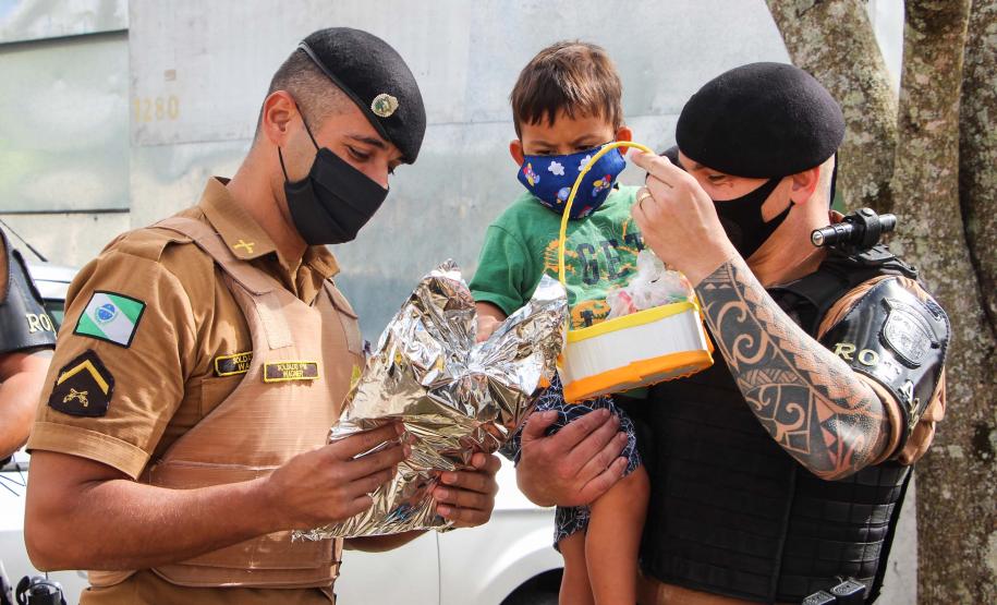 Polícia Militar faz surpresa e entrega fardinha para menino fã da Corporação em Pinhais, na RMC