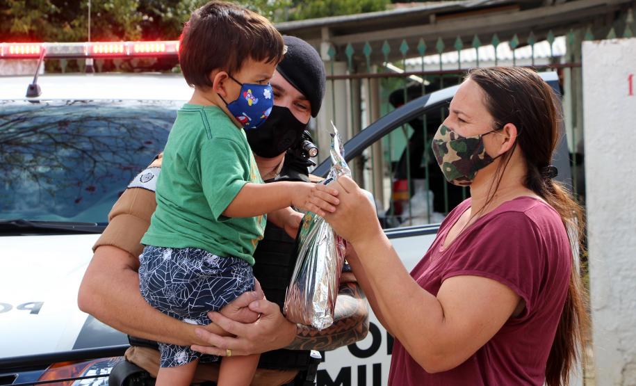 Polícia Militar faz surpresa e entrega fardinha para menino fã da Corporação em Pinhais, na RMC