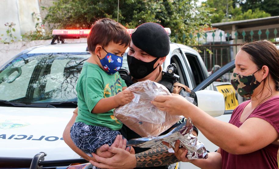 Polícia Militar faz surpresa e entrega fardinha para menino fã da Corporação em Pinhais, na RMC