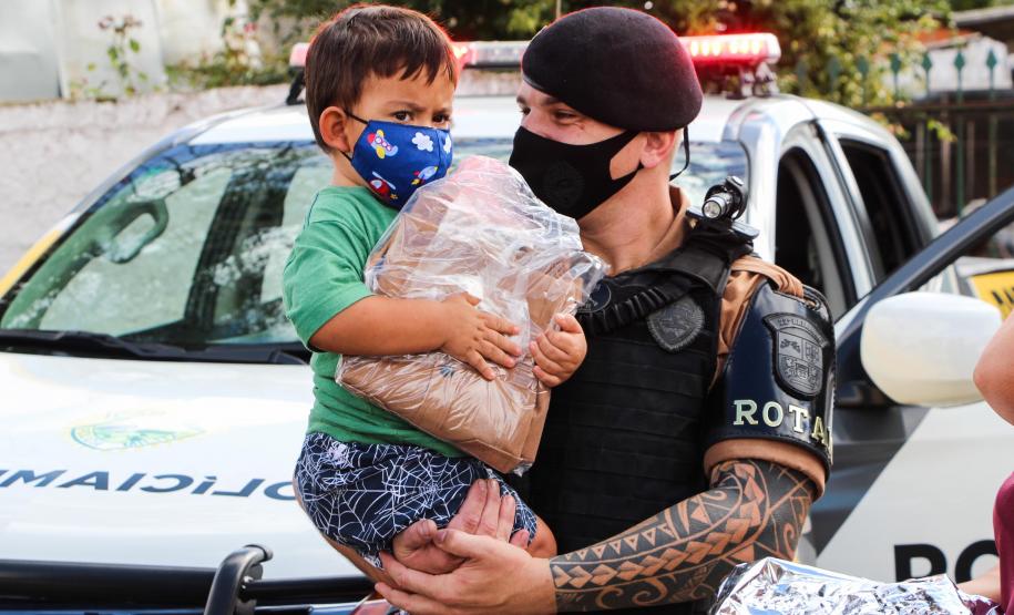 Polícia Militar faz surpresa e entrega fardinha para menino fã da Corporação em Pinhais, na RMC