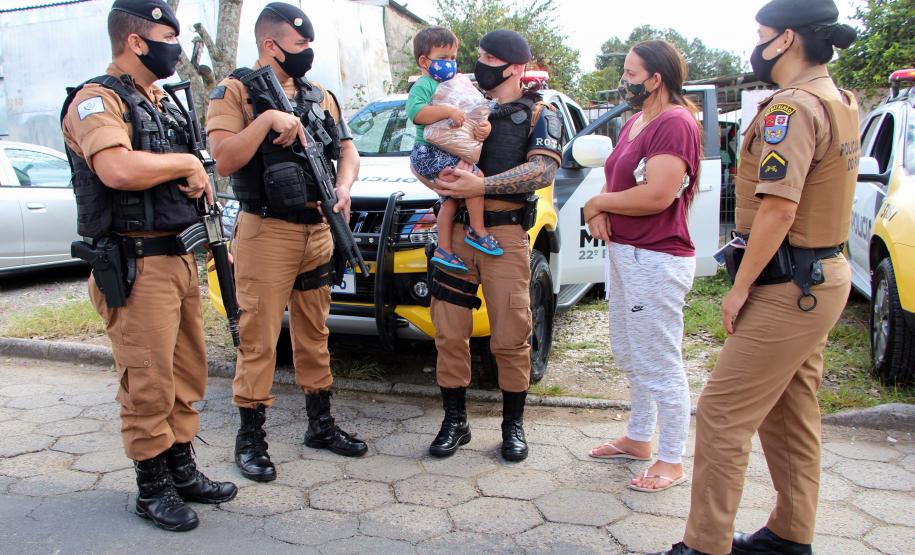 Polícia Militar faz surpresa e entrega fardinha para menino fã da Corporação em Pinhais, na RMC