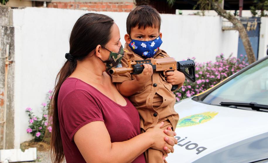 Polícia Militar faz surpresa e entrega fardinha para menino fã da Corporação em Pinhais, na RMC