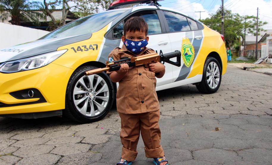 Polícia Militar faz surpresa e entrega fardinha para menino fã da Corporação em Pinhais, na RMC