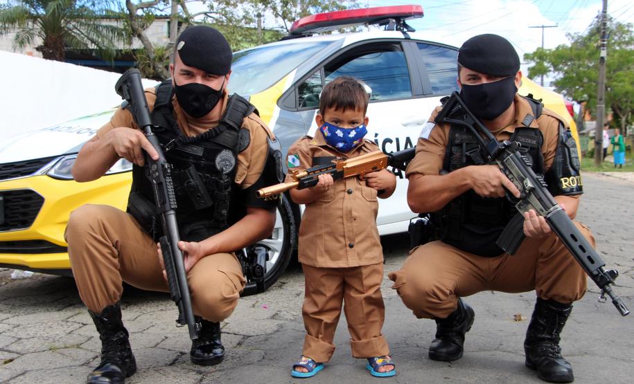 Polícia Militar faz surpresa e entrega fardinha para menino fã da Corporação em Pinhais, na RMC