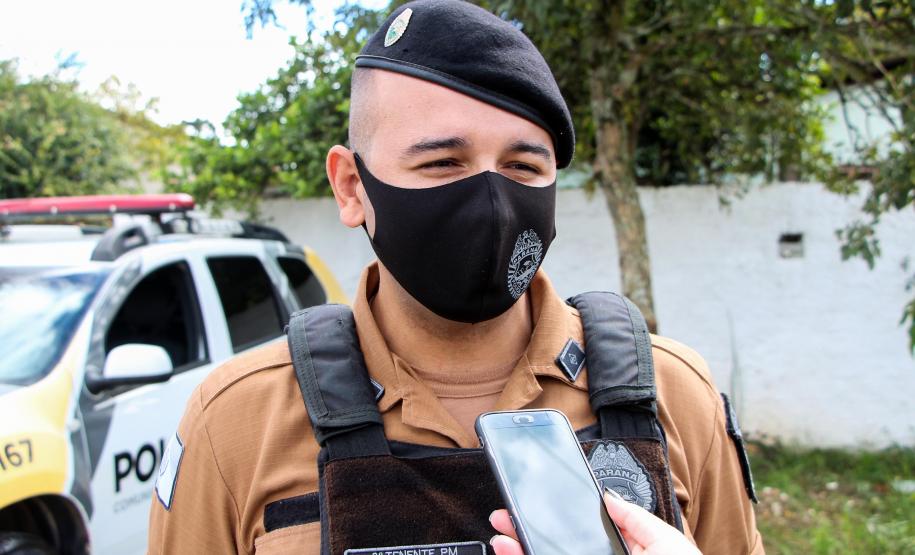 Polícia Militar faz surpresa e entrega fardinha para menino fã da Corporação em Pinhais, na RMC