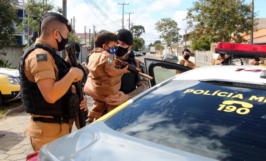 Polícia Militar faz surpresa e entrega fardinha para menino fã da Corporação em Pinhais, na RMC