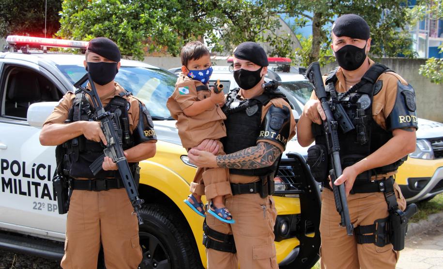 Polícia Militar faz surpresa e entrega fardinha para menino fã da Corporação em Pinhais, na RMC