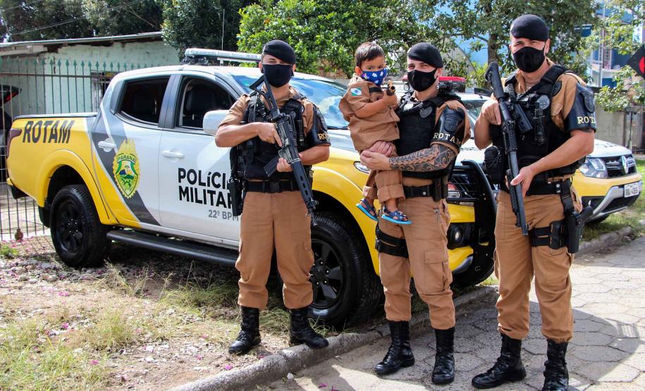 Polícia Militar faz surpresa e entrega fardinha para menino fã da Corporação em Pinhais, na RMC