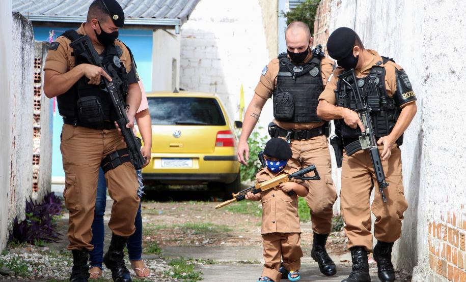 Polícia Militar faz surpresa e entrega fardinha para menino fã da Corporação em Pinhais, na RMC