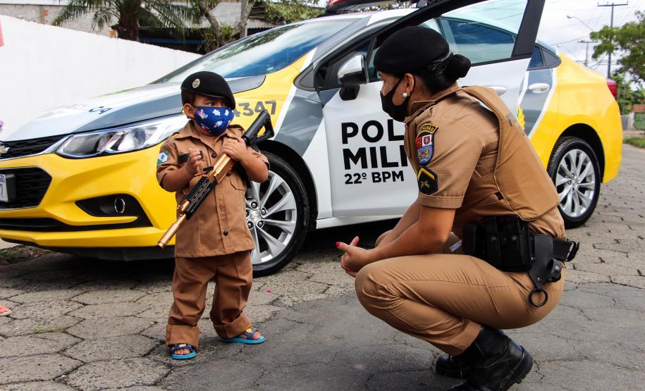 Polícia Militar faz surpresa e entrega fardinha para menino fã da Corporação em Pinhais, na RMC