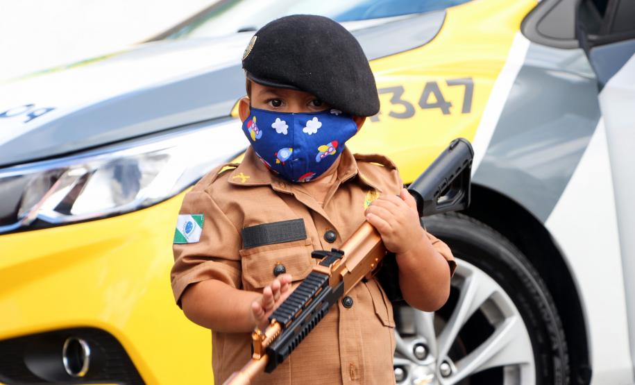Polícia Militar faz surpresa e entrega fardinha para menino fã da Corporação em Pinhais, na RMC