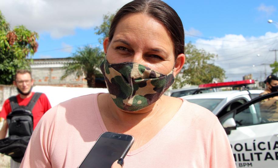 Polícia Militar faz surpresa e entrega fardinha para menino fã da Corporação em Pinhais, na RMC