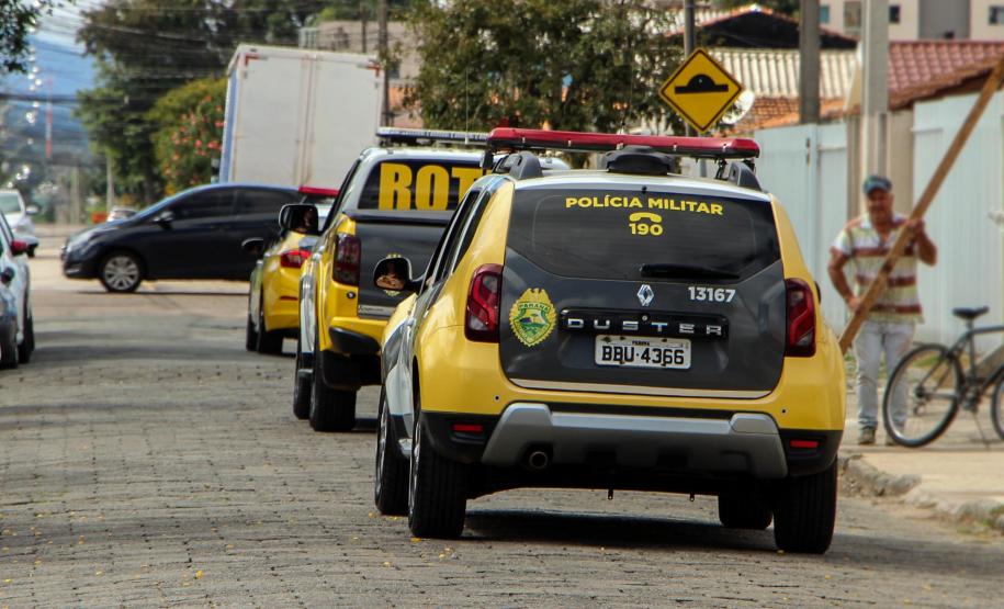 Polícia Militar faz surpresa e entrega fardinha para menino fã da Corporação em Pinhais, na RMC