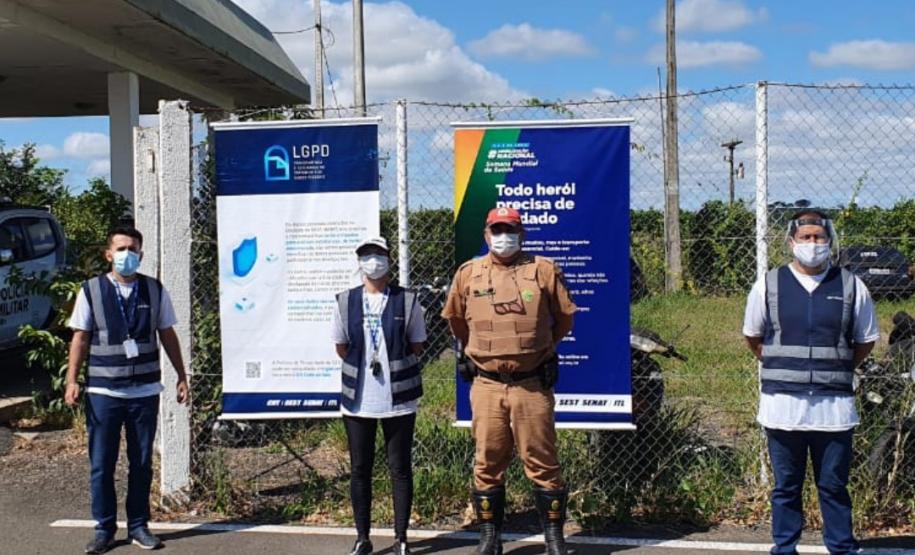 Ação da Polícia rodoviária e SEST/SENAT distribui kits de informação e proteção contra a COVID-19 em Santo Antônio da Platina (PR)