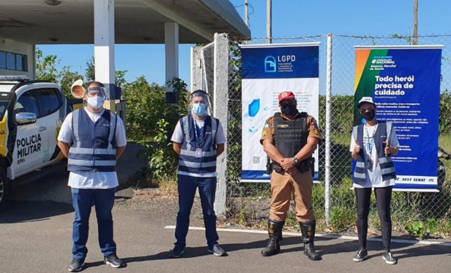 Ação da Polícia rodoviária e SEST/SENAT distribui kits de informação e proteção contra a COVID-19 em Santo Antônio da Platina (PR)