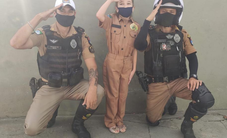 Policiais do BPTran visita fã da PM que faz tratamento contra leucemia e a presenteiam com fardinha em Curitiba (PR)