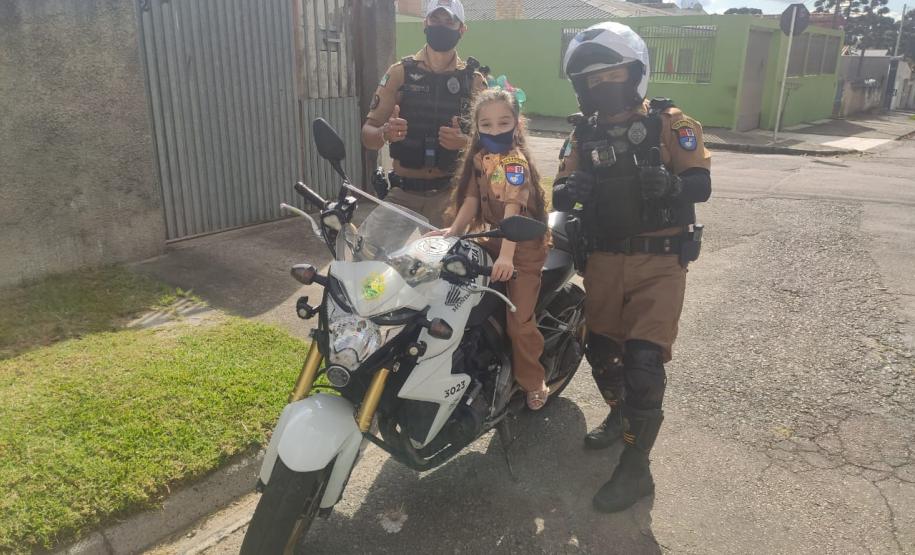 Policiais do BPTran visita fã da PM que faz tratamento contra leucemia e a presenteiam com fardinha em Curitiba (PR)
